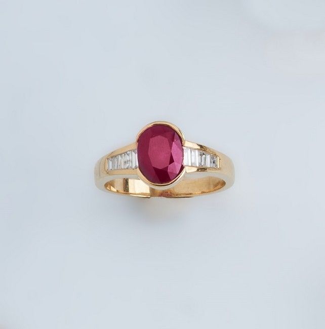BAGUE en or jaune (750) centrée d'un rubis...