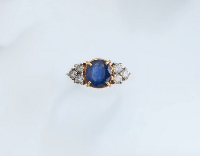 BAGUE en or (750) ornée d'un saphir rond...