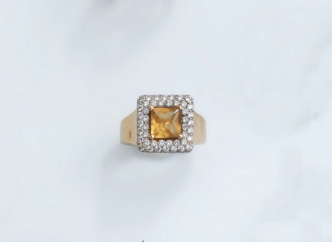 BAGUE en or jaune (750) à plateau carré centré...