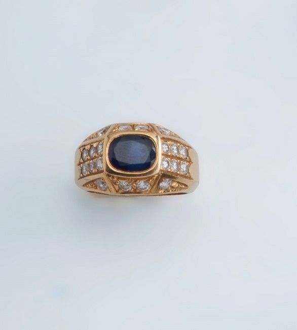 BAGUE en or jaune (750) ornée d'un saphir...