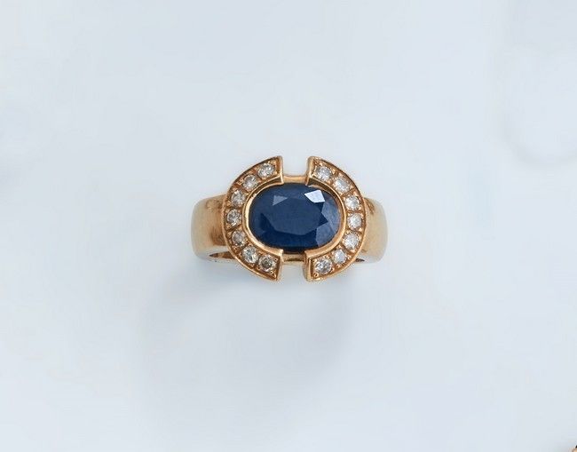 BAGUE en or jaune (750) ornée d'un saphir...