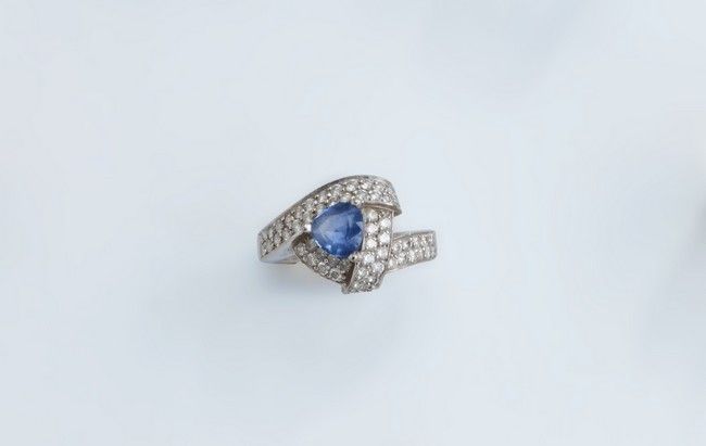 BAGUE en or gris (750) sertie d'un saphir...