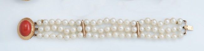BRACELET trois rangs de perles de culture...