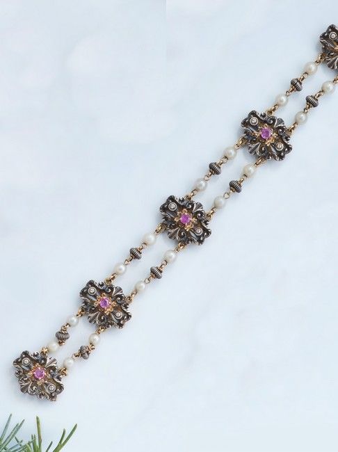 BRACELET en or (750) à décor de cinq motifs...