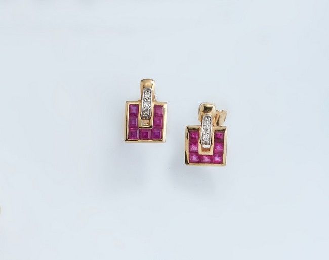 PAIRE DE BOUCLES D'OREILLES Guy LAROCHE en...