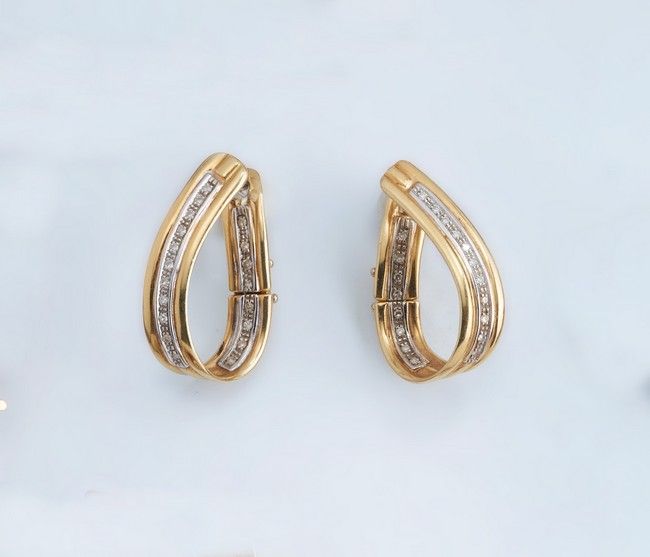 PAIRE DE BOUCLES D'OREILLES en or (750) et...