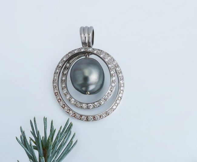 CHAÎNE en or gris (750) et PENDENTIF en or...