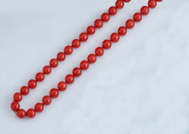 COLLIER de corail rouge sur fermoir en or...