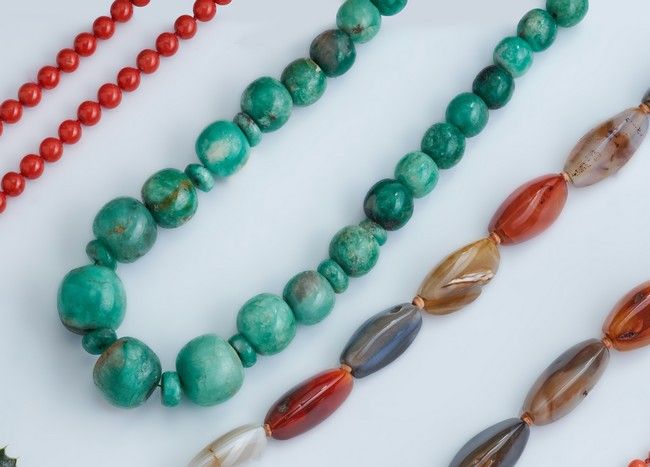 COLLIER de billes de pierres vertes opaques...