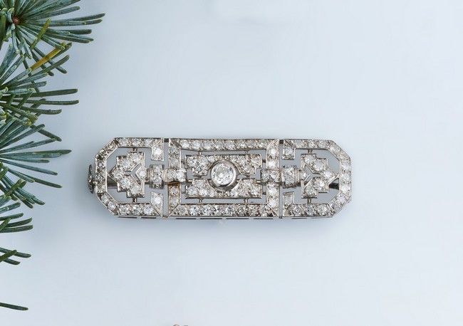 BROCHE en or gris (750) et platine de forme...