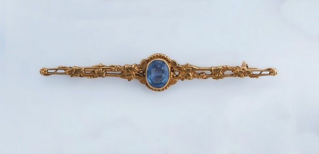 BROCHE en or jaune (750) de forme oblongue...