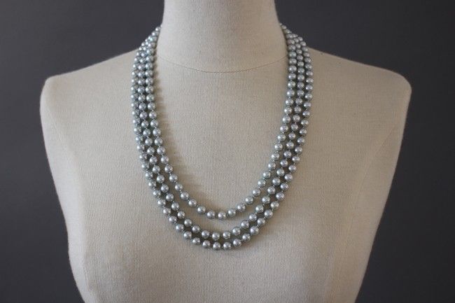 GRAND SAUTOIR TROIS RANGS en perles grises,...
