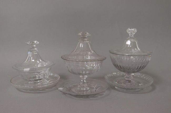 TROIS DRAGEOIRS sur présentoir en verre ou...