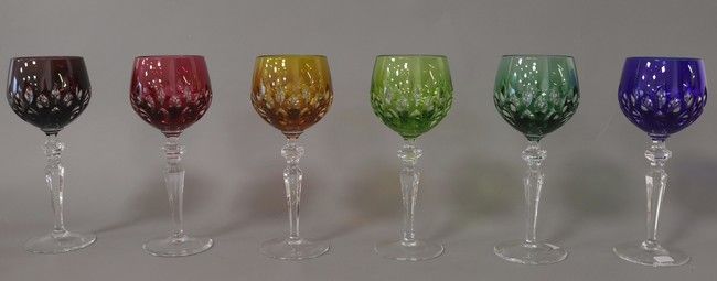SIX GRANDS VERRES à pied colorés en cristal...