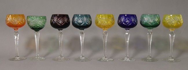 HUIT GRANDS VERRES à pied coloré en cristal...