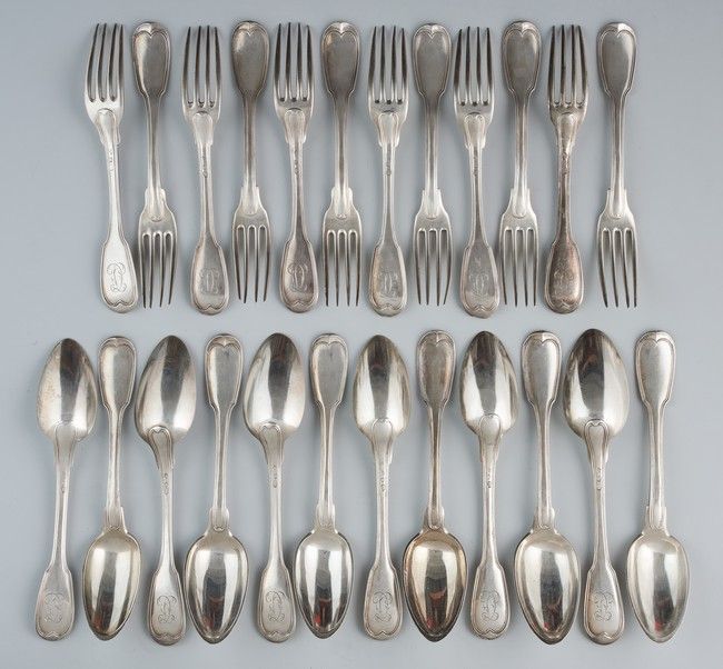 DOUZE COUVERTS en argent modèle à filets...