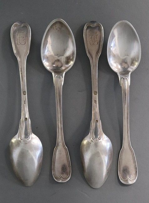 QUATRE PETITES CUILLERES en argent, modèle...