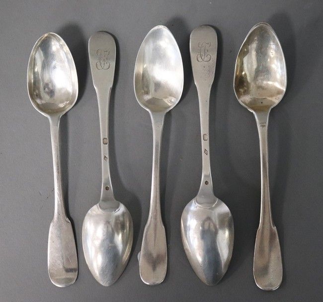 CINQ PETITES CUILLERES en argent, modèle...