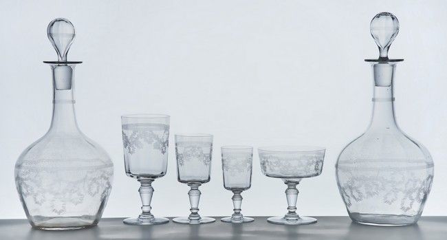 PARTIE DE SERVICE DE VERRES à pied en cristal...