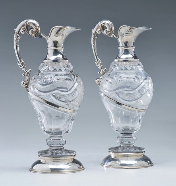 PAIRE DE GRANDES AIGUIERES en cristal taillé,...