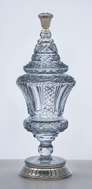 IMPORTANT POT COUVERT de forme balustre sur...
