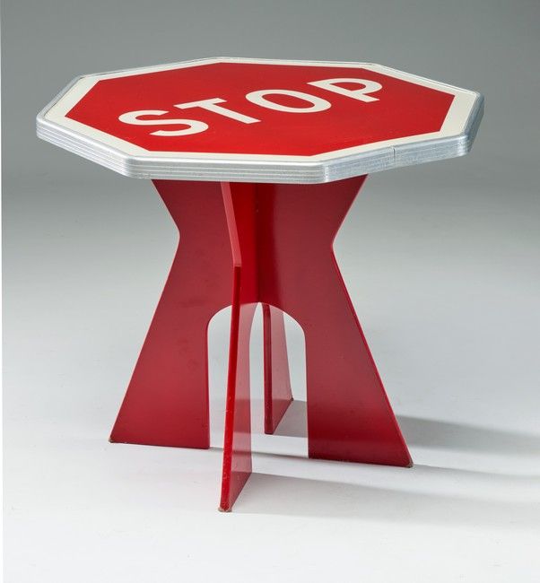 TABLE BASSE formée d'un panneau STOP en tôle...