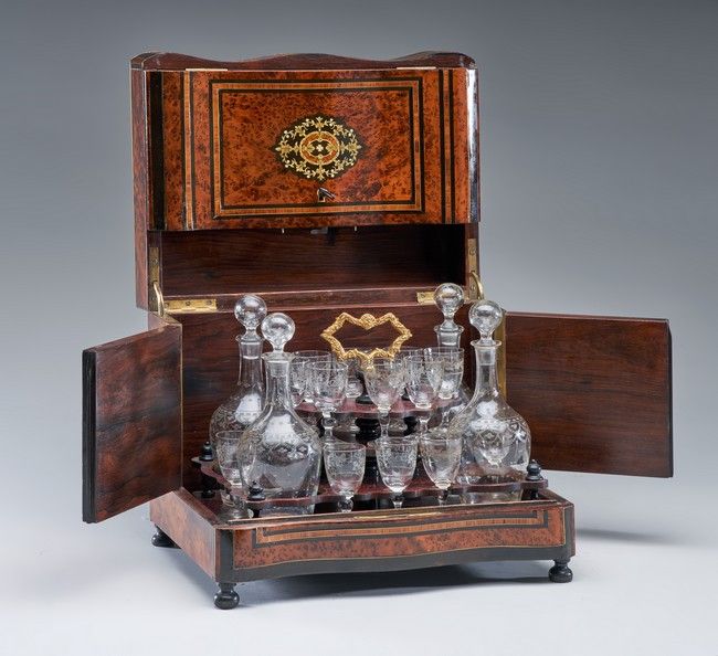 CAVE A LIQUEUR en placage de ronce d'acajou...