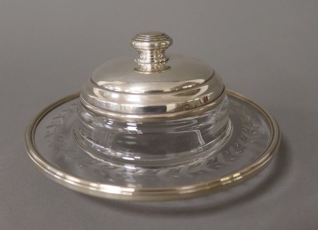 BEURRIER couvert en verre gravé d'une guirlande...