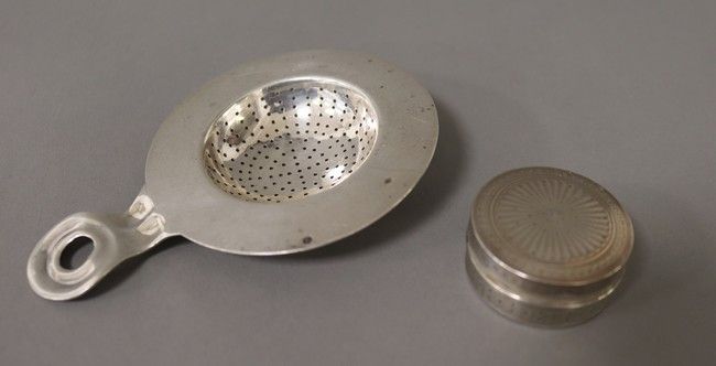 PASSE-THÉ en argent et BOÎTE A PILLULE en...
