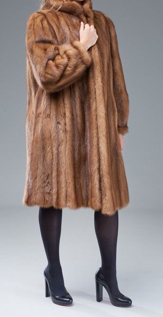 MANTEAU 3/4 en vison brun clair, attaches...