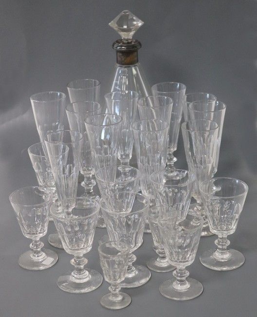 ENSEMBLE DE VERRES à pied, en cristal taillé...
