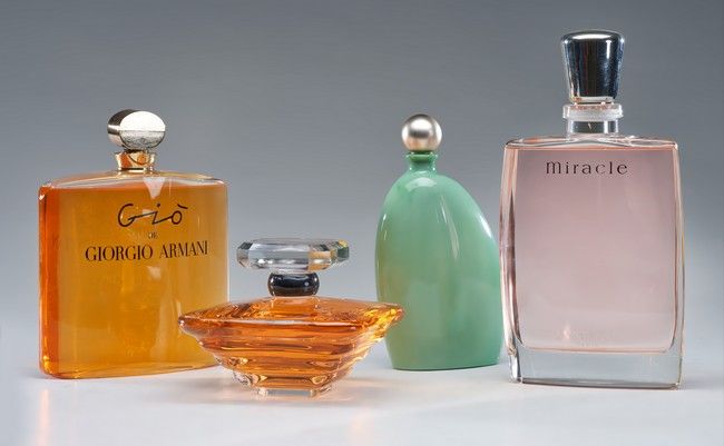QUATRE GRANDS FLACONS DE PARFUM et son liquide...