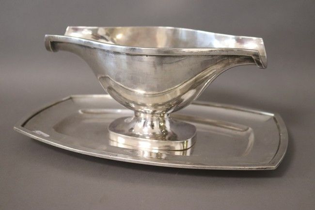 SAUCIÈRE sur piédouche avec sa coupelle en...