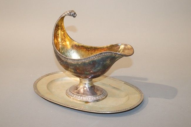SAUCIERE casque sur présentoir, en argent,...