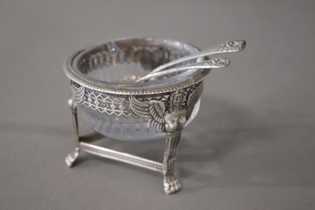 SALERON rond en argent à décor ajouré de...