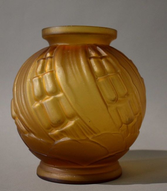 VASE boule en verre moulé pressé teinté brun...