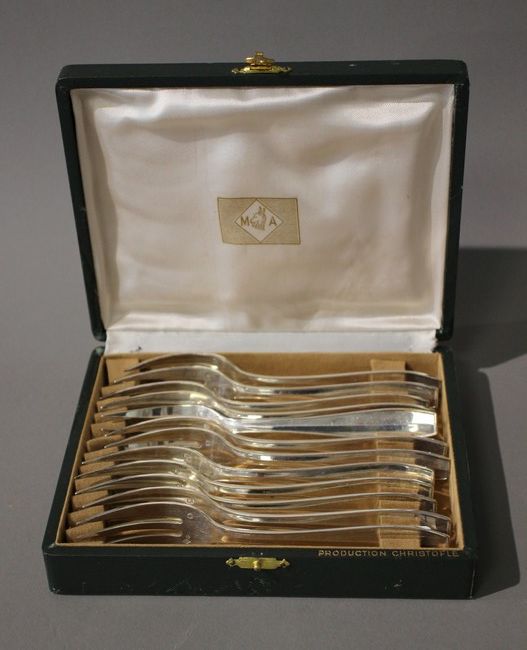 DOUZE FOURCHETTES à dessert en argent modèle...