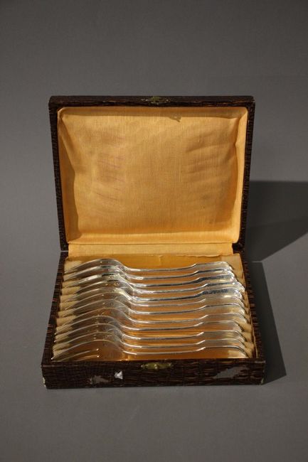 DOUZE FOURCHETTES à dessert en argent modèle...