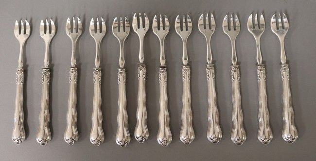 DOUZE FOURCHETTES à huître en argent, manche...