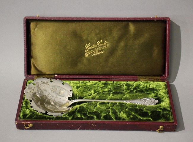 CUILLERE DE SERVICE à fraises en argent à...