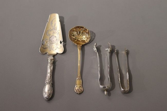 LOT DE COUVERTS DE SERVICE en argent comprenant...