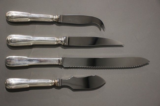 LOT DE QUATRE COUTEAUX en argent comprenant...