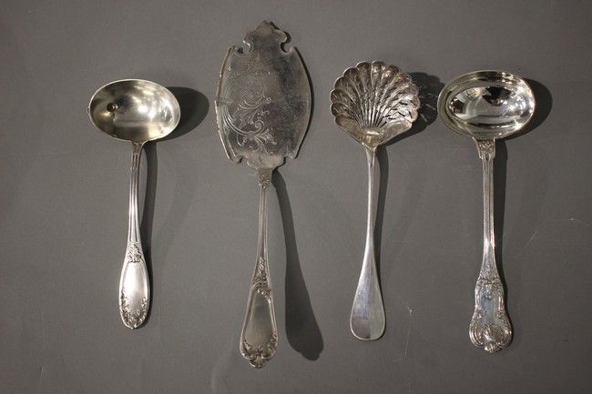 LOT DE COUVERTS DE SERVICE en argent comprenant...
