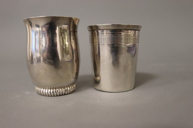 DEUX TIMBALES en argent, l'une balustre avec...