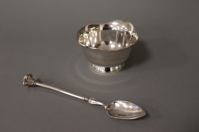 PETITE COUPE ronde à bord chantourné en argent...