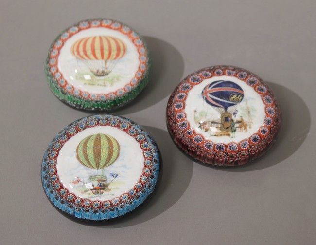 TROIS BOULES PRESSE-PAPIER en verre moulé...
