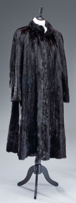 MANTEAU LONG en vison noir, fermeture à trois...