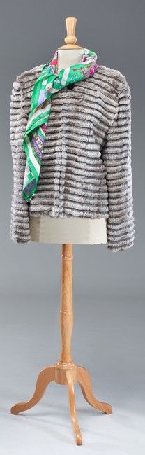 VESTE courte en lapin gris fermant par un...