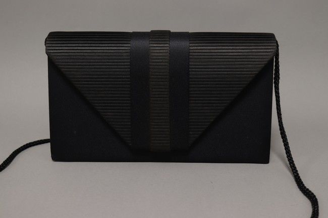 POCHETTE forme enveloppe en satin noir, fermeture...