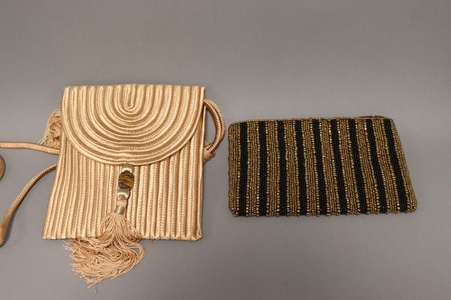 DEUX POCHETTES l'une portée main en perles...